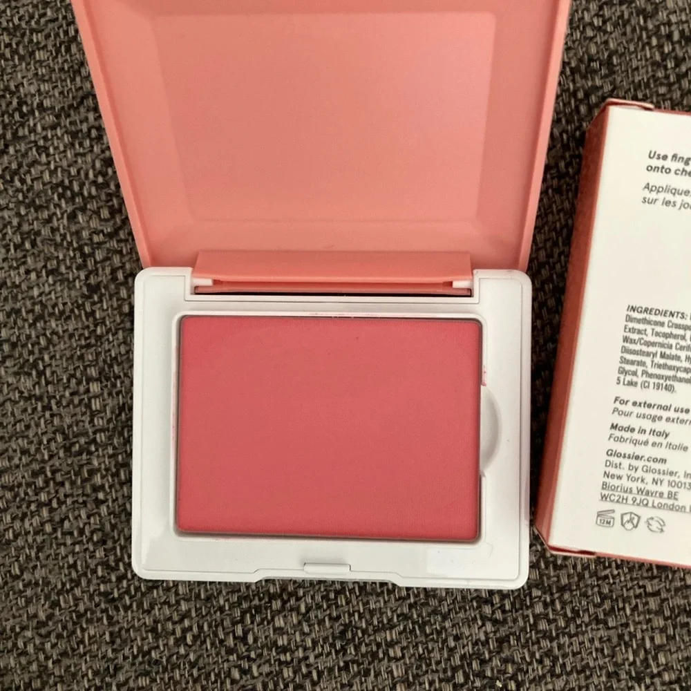 Glossier Cloud Paint Blush in Puff - Soft Pink - Picture 3 of 6